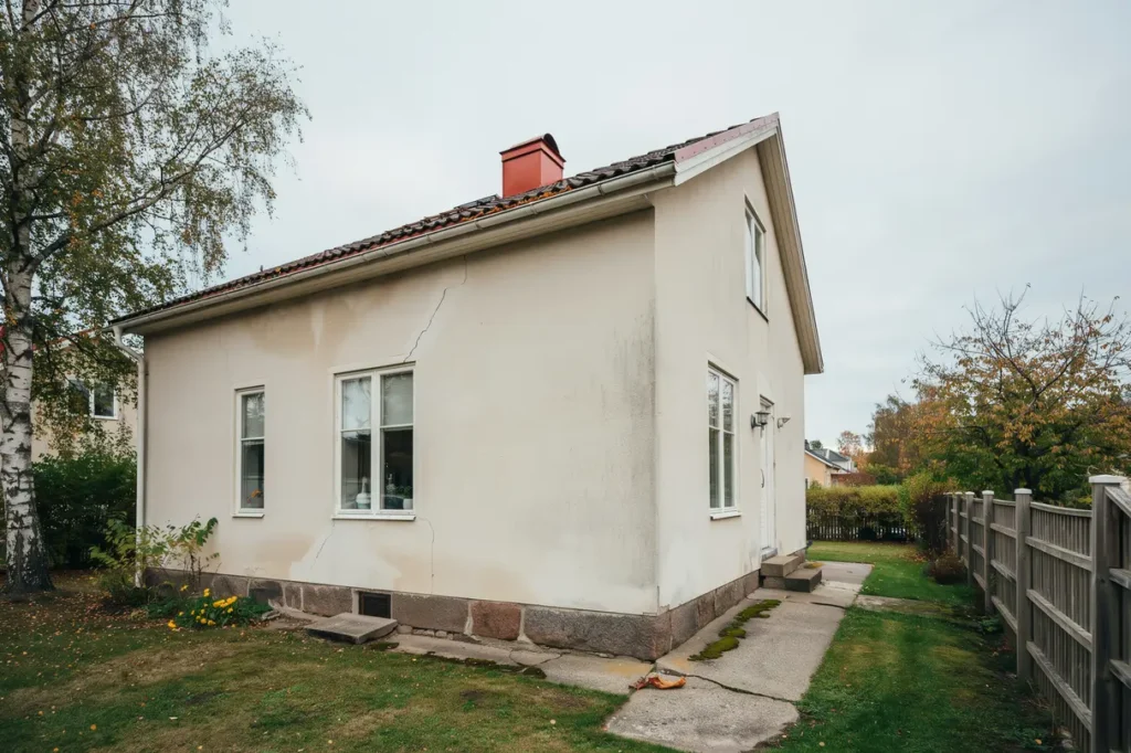 s ttningar i huset n r sprickor r normala och n r du b r agera